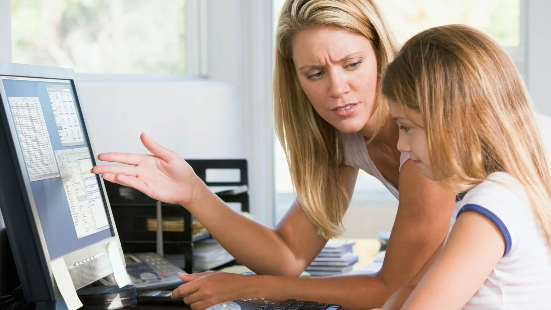 Kiedy dziecko nie słucha twoich rad, nie odpowiadaj w ten sposób Na zdjęciu mama zwraca uwagę córce, która siedzi przy komputerze