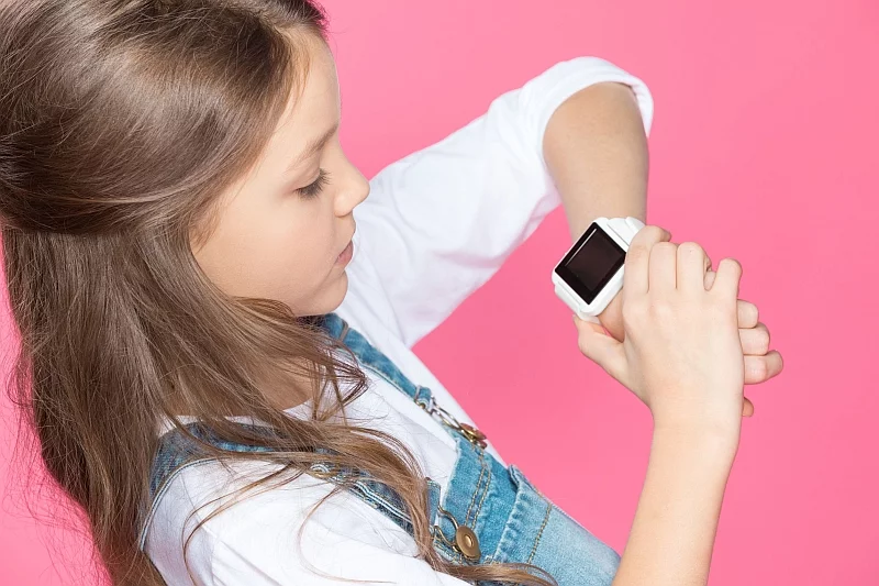 Zegarek GPS, połączony z aplikacją na telefonie rodzica, pozwala ustalić lokalizację dziecka