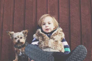 Fot. Pixabay / [url=https://pixabay.com/pl/dziecko-pies-pet-szczeniak-1031047/] Unsplash [/url] / [url=https://pixabay.com/pl/service/terms/#usage] CC0 Public Domain [/url]