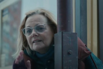 Screen ze świątecznej reklamy Allegro 2024 z babcią. Screen ze świątecznej reklamy Allegro 2024.