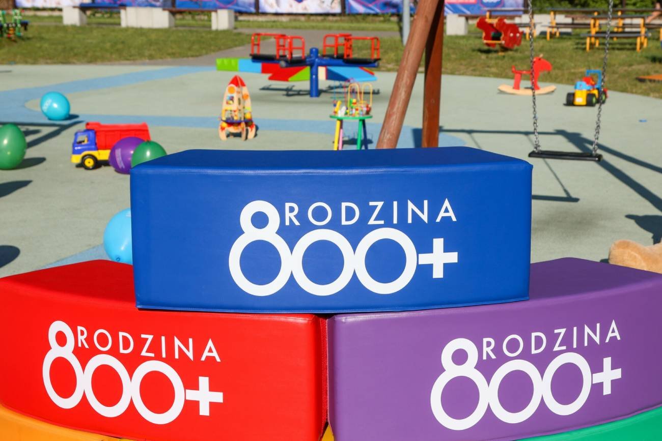 PiS na konferencji wyborczej zaprezentował projekt waloryzacji 500 plus do 800 zł.