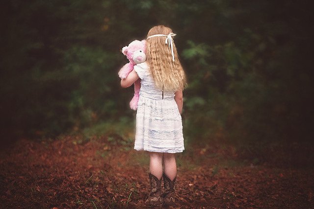 Fot. Pixabay / [url=https://pixabay.com/pl/dziewczyna-lasy-kupra-odwracaj%C4%85c-956686/]Greyerbaby[/url] / [url=https://pixabay.com/pl/service/terms/#usage]CC0 Public Domain[/url]