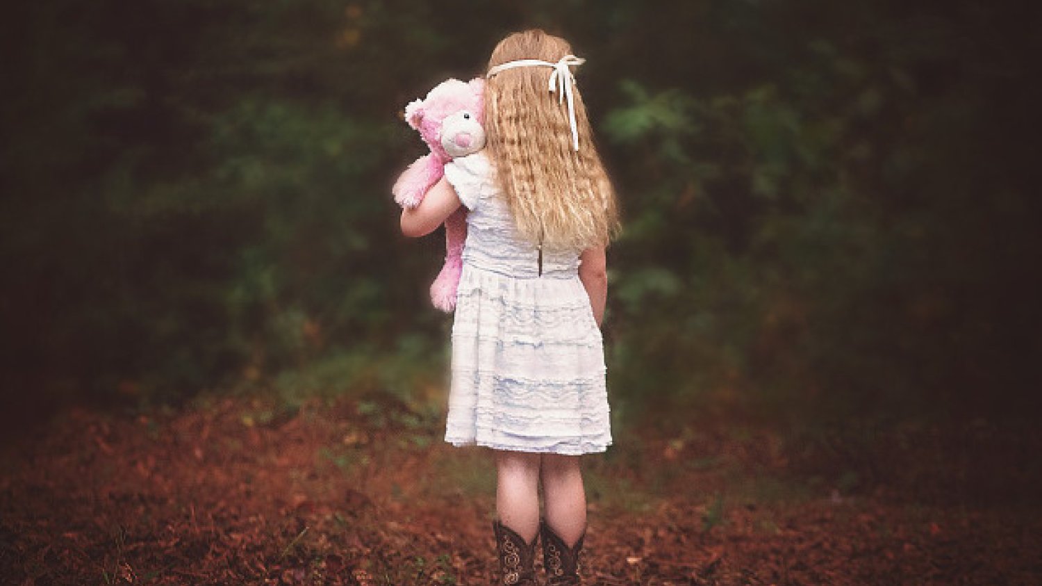 Fot. Pixabay / [url=https://pixabay.com/pl/dziewczyna-lasy-kupra-odwracaj%C4%85c-956686/]Greyerbaby[/url] / [url=https://pixabay.com/pl/service/terms/#usage]CC0 Public Domain[/url]