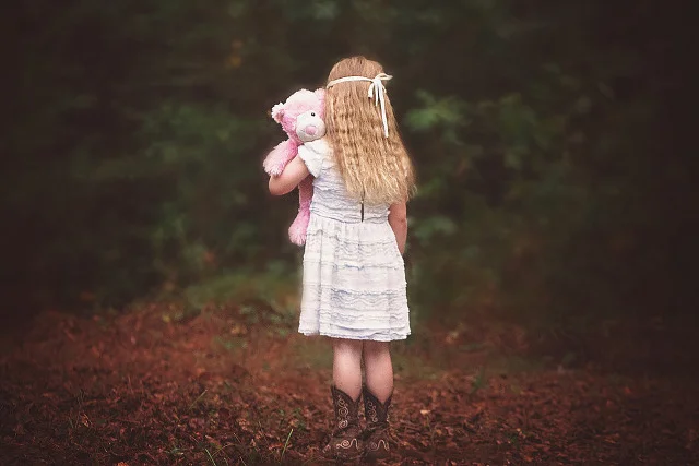 Fot. Pixabay / [url=https://pixabay.com/pl/dziewczyna-lasy-kupra-odwracaj%C4%85c-956686/]Greyerbaby[/url] / [url=https://pixabay.com/pl/service/terms/#usage]CC0 Public Domain[/url]