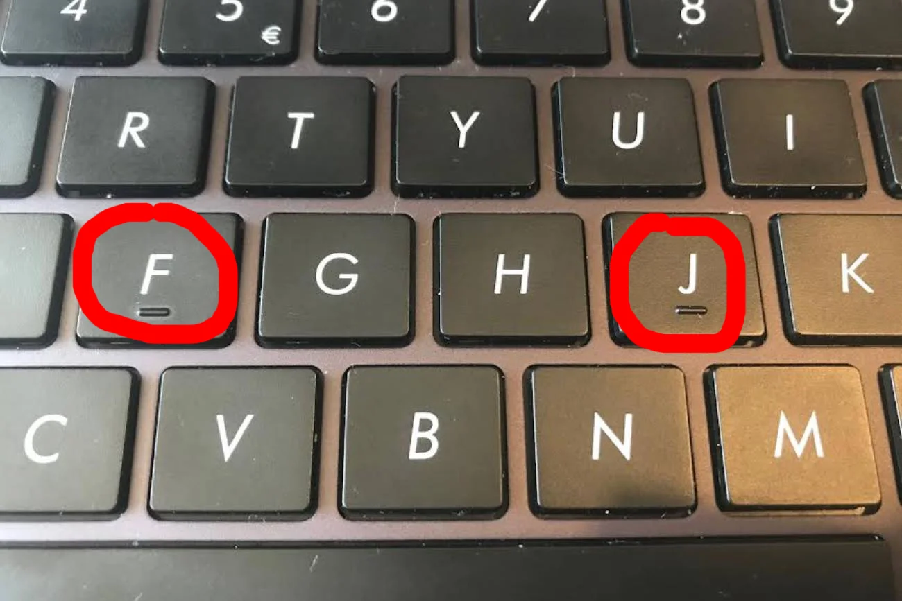 Klawiatura z zaznaczonymi przyciskami "f" i "j"