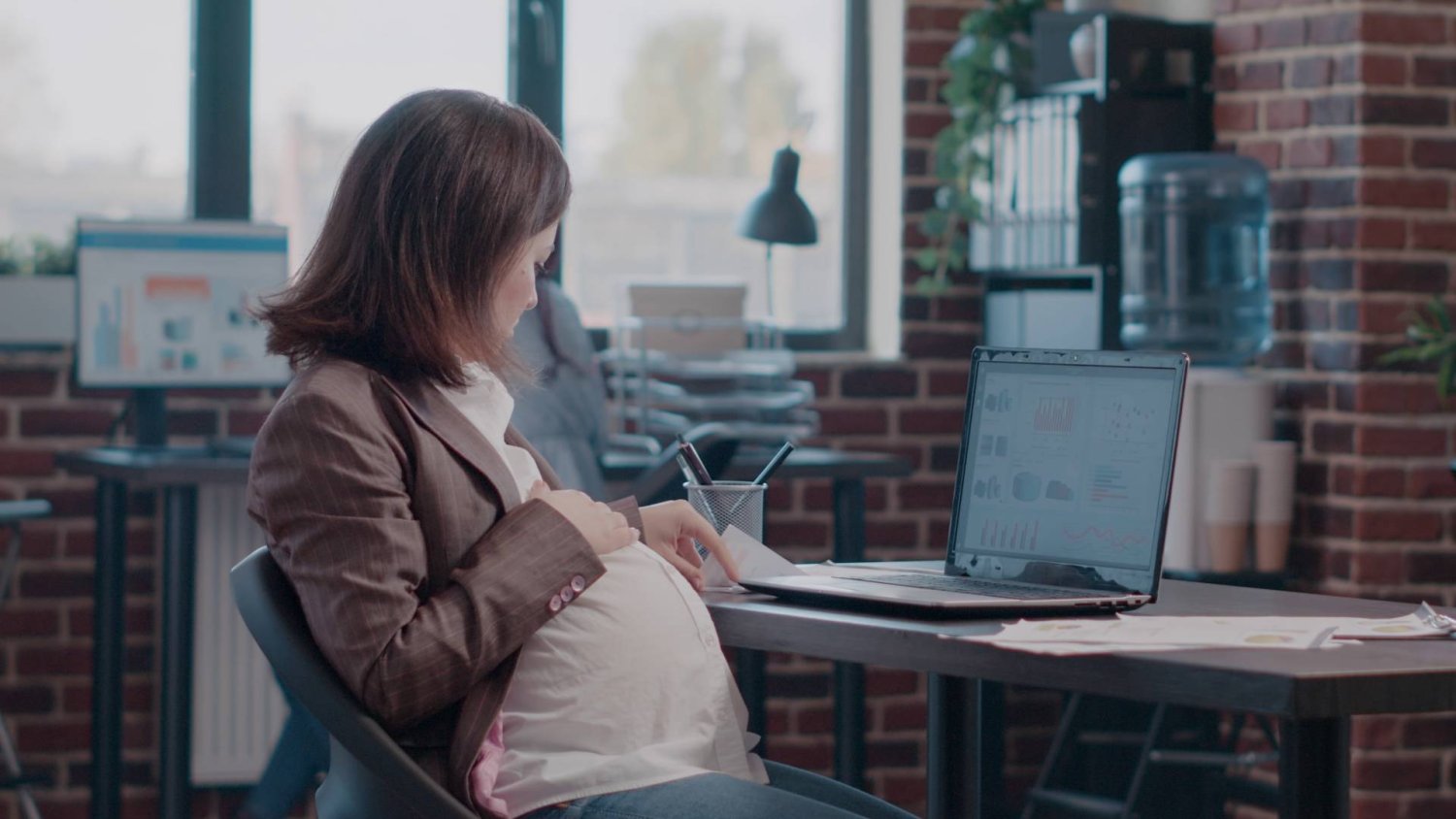 Ciężarne na śmieciówkach mogą stracić pracę z dnia na dzień. Resort zaczął walkę z „pato-umowami”.