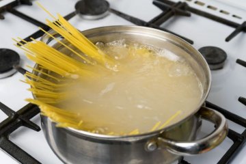 Wypróbuj ten trik na ugotowanie makaronu