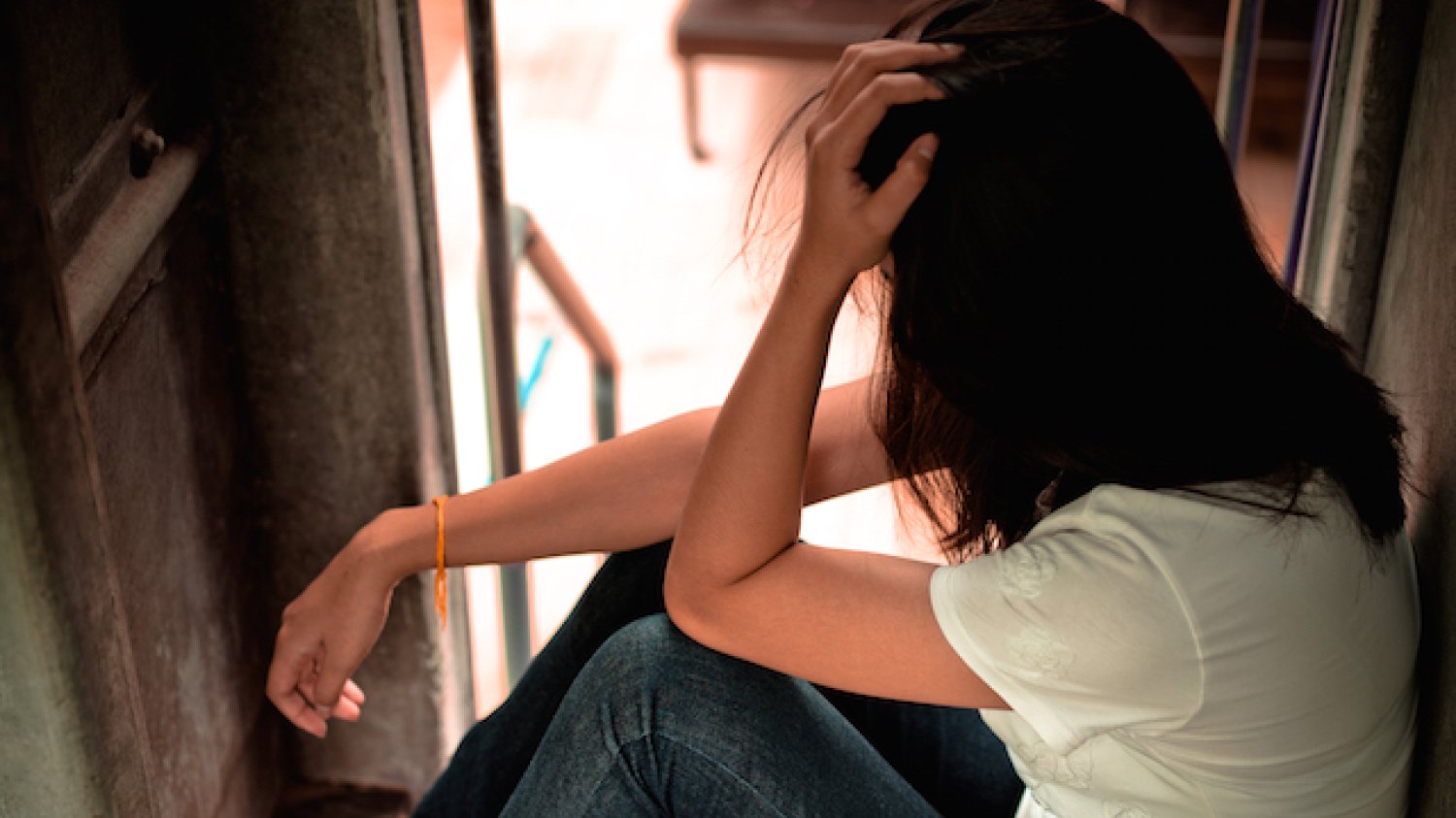 Fot. [url=http://www.shutterstock.com/pl/pic-302876495/stock-photo-sad-woman-sitting-alone.html?src=6JrsTgNbPQV00Yzz_mI9Pg-11-21] POO-SUKANYA[/url]/Shutterstock
