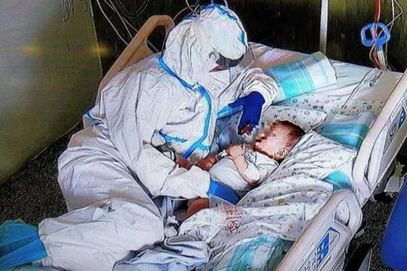 Poruszające zdjęcie pielęgniarki z dzieckiem chorym na COVID-19