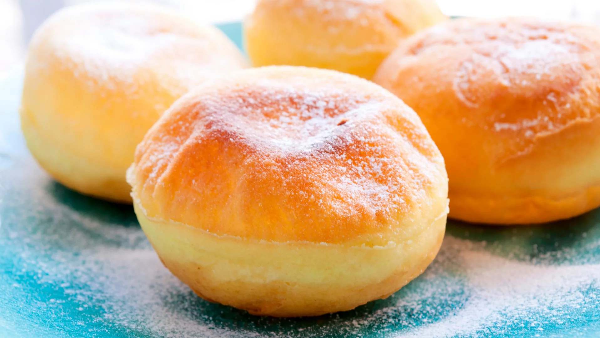 Nie popijaj pączków kawą. Lekarka wskazała najlepszy napój do słodkości