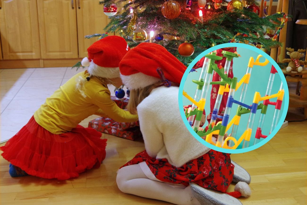 Dzieci szukają pod choinką prezentów od Mikołaja.