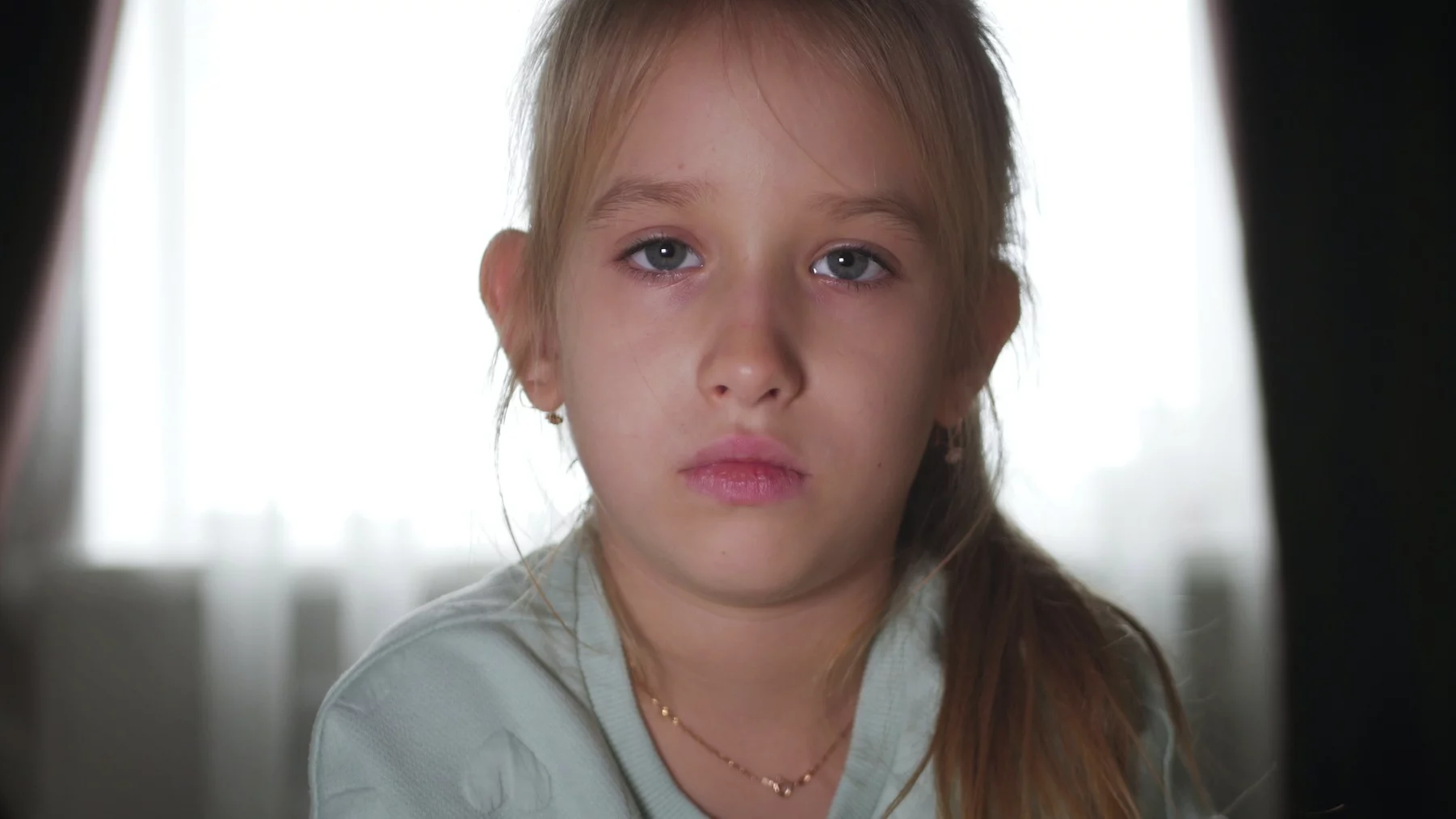 Kiedy dziecko nie jest zadowolone z urodzin na sali zabaw Na zdjęciu jest dziewczynka z niezadowoloną miną