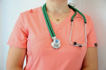 NFZ żąda zapłaty ponad 160 tysięcy złotych od neonatolog za zapobieganie śmierci z niedożywienia.