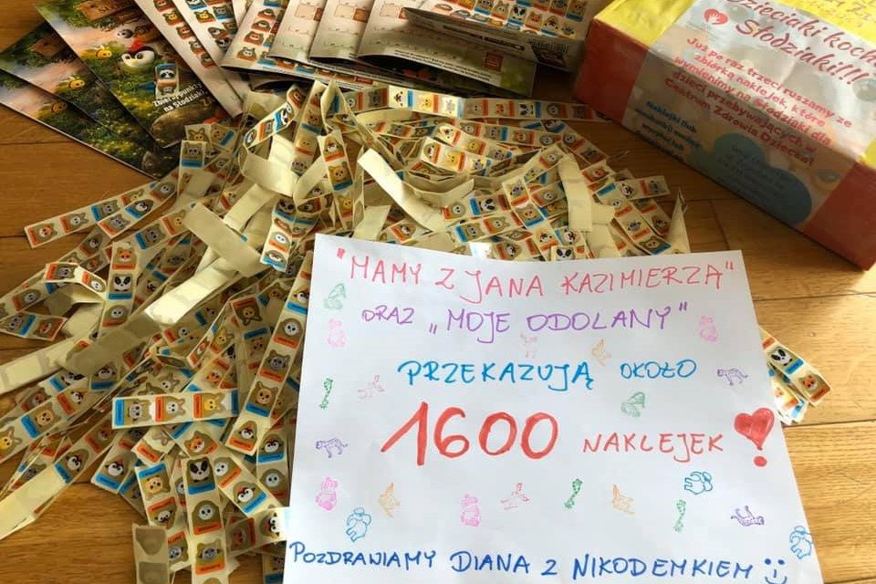 Rodzice z Warszawy co rok zbierają naklejki na Słodziaki i przekazują je Centrum Zdrowia Dziecka