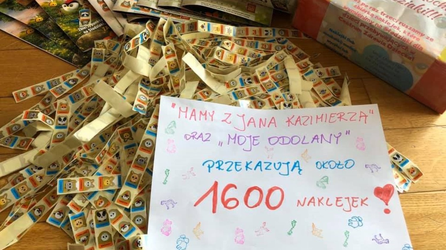 Rodzice z Warszawy co rok zbierają naklejki na Słodziaki i przekazują je Centrum Zdrowia Dziecka