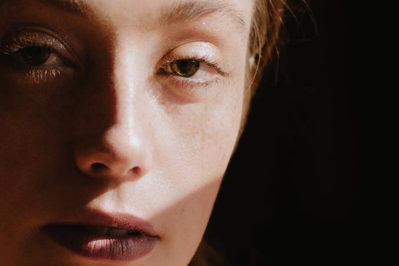 Nowy trend makijażowy z Tik Toka. Polega na domalowaniu cieni pod oczami