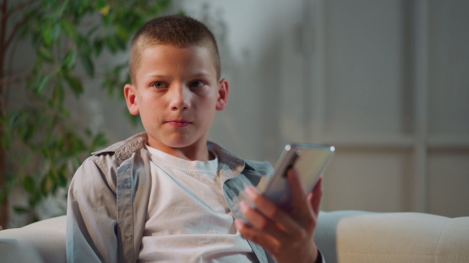 nastolatek z telefonem nastolatek z telefonem