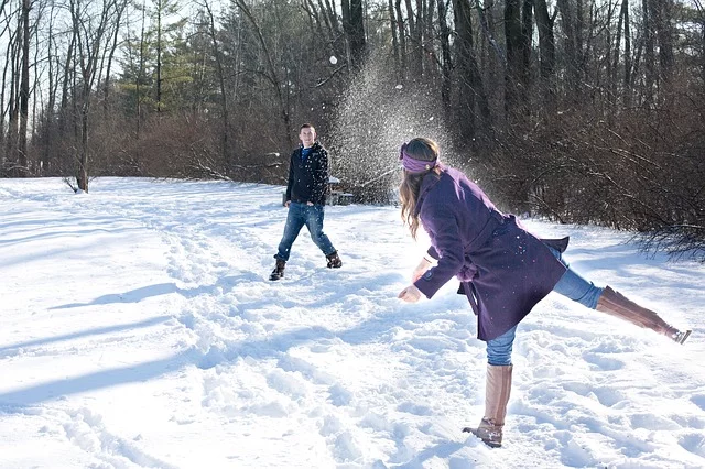 Fot. Pixabay / [url=https://pixabay.com/en/snowball-fight-snow-winter-young-578445/]jill111[/url] / [url=https://pixabay.com/en/service/terms/#usage]CC0 Public Domain[/url]
