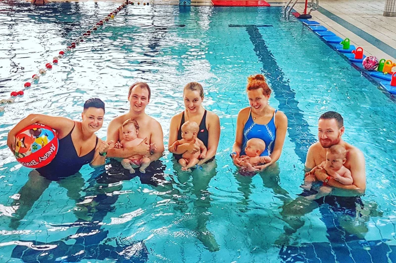 Coraz więcej basenów organizuje lekcje pływania dla niemowlaków. Jedną z takich szkół jest Adrianna SWIM, mieszcząca się na terenie Wodnego Parku Warszawianka przy ul. Merliniego 4 w Warszawie