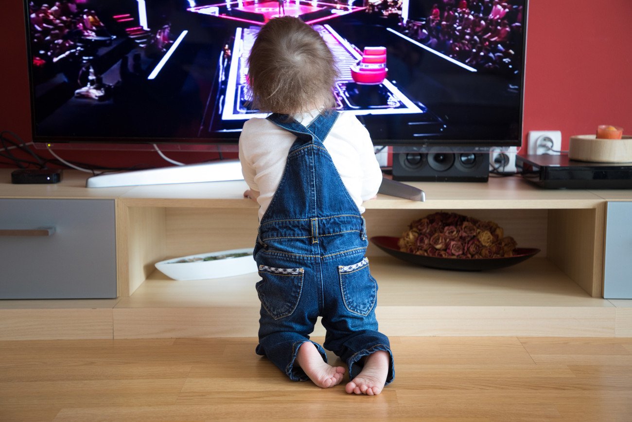 dziecko oglądające telewizję