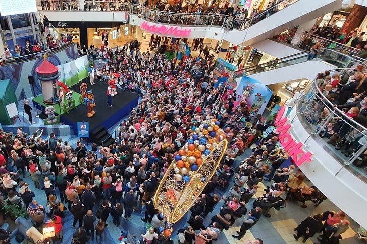 psi patrol, tłum w galerii, blue city