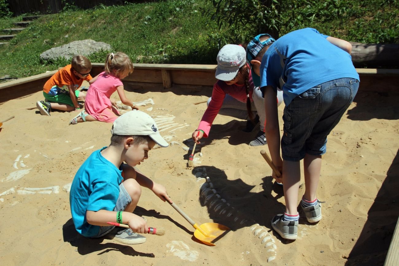 dzieci w piaskownicy