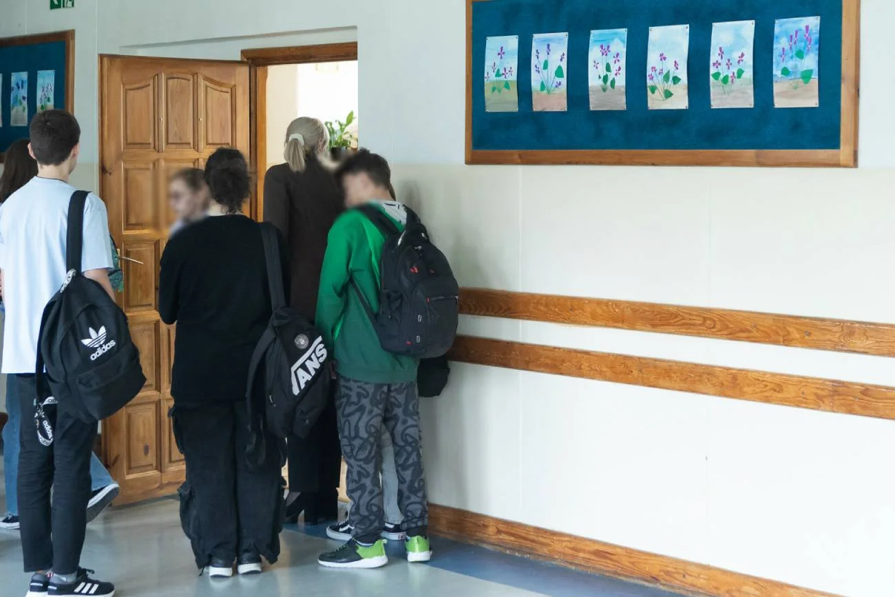 Nauczycielka z uczniami wchodzi do klasy. Nauczycielka z uczniami wchodzi do klasy.
