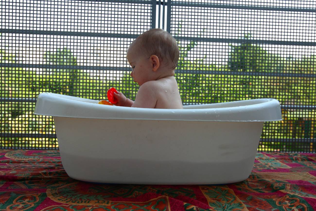 basen na balkonie, dzieci sąsiadów, balkon mieszkalny, czy na balkonie można mieć basen