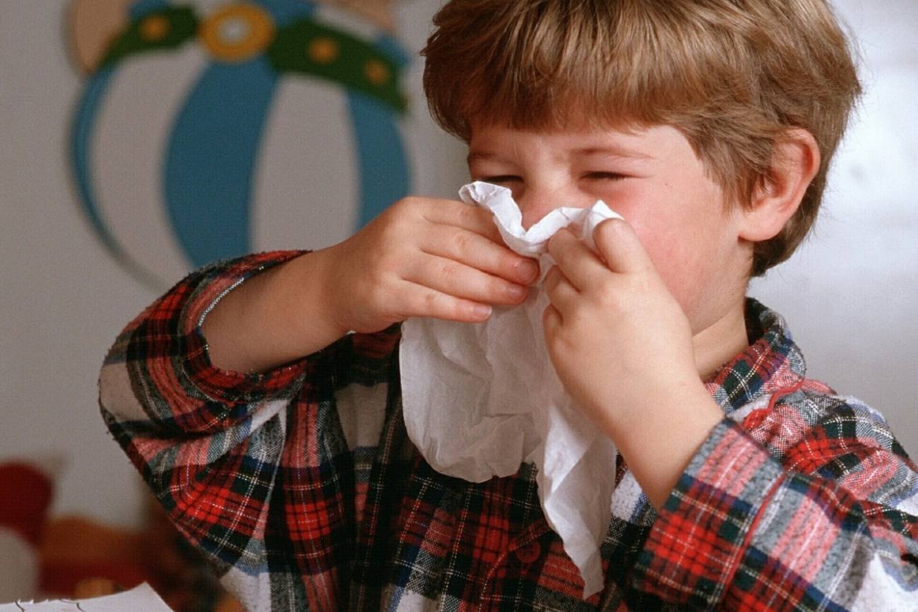 Czyszczenie nosa może pomóc uchronić się przed częstymi nawracającymi infekcjami u dziecka.