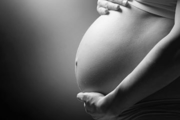 Brzuch kobiety w 7 miesiącu ciąży
