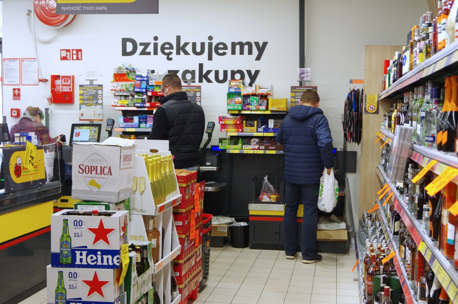 Chamski klient w sklepie