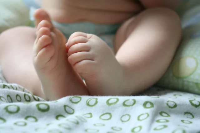 Fot. Pixabay / [url=http://pixabay.com/en/baby-feet-child-motherhood-bighead-556931/]RGDJ[/url] / [url=http://pixabay.com/en/service/terms/#download_terms]CC0 Public Domain[/url]
