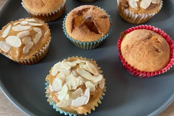Muffinki z kajmakiem możemy przyozdobić płatkami migdałów.