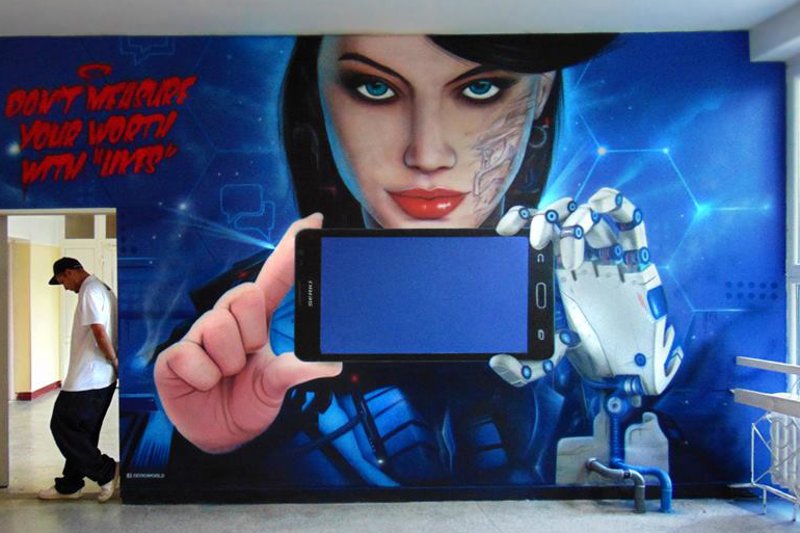 Graffiti bydgoskiego artysty w jednej ze szkół uczy, że popularność w sieci to nie wszystko.