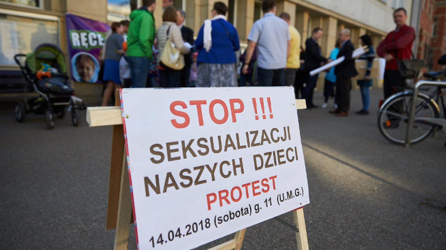 Protest "Stop demoralizacji dzieci" zorganizowany m.in. przeciwko treściom zawartym w broszurze edukacyjnej "Zdrowe Love" wydanej przez Urząd Miejski w Gdańsku (14.04.2018 r.)