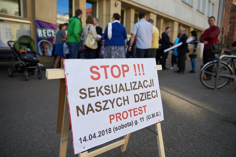 Protest "Stop demoralizacji dzieci" zorganizowany m.in. przeciwko treściom zawartym w broszurze edukacyjnej "Zdrowe Love" wydanej przez Urząd Miejski w Gdańsku (14.04.2018 r.)