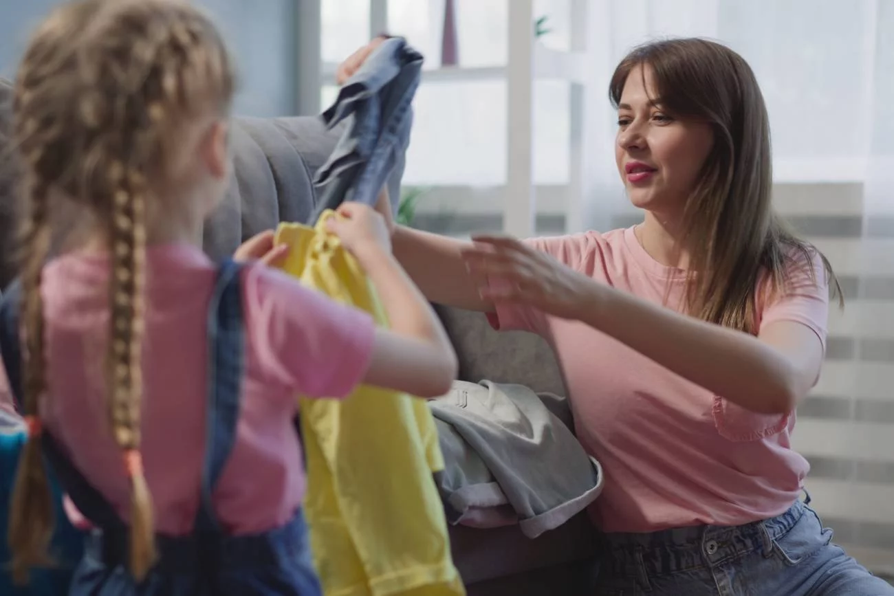 mama składa pranie z dzieckiem mama składa pranie z dzieckiem