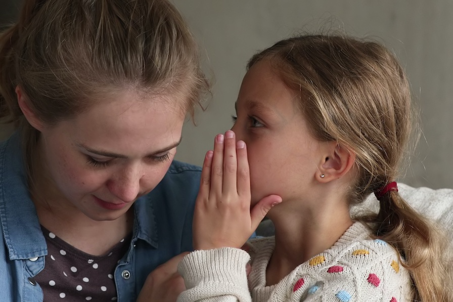 "Mamo, na TikToku mówią, iż jest wojna. To prawda?" Oto, jak najlepiej odpowiedzieć dziecku