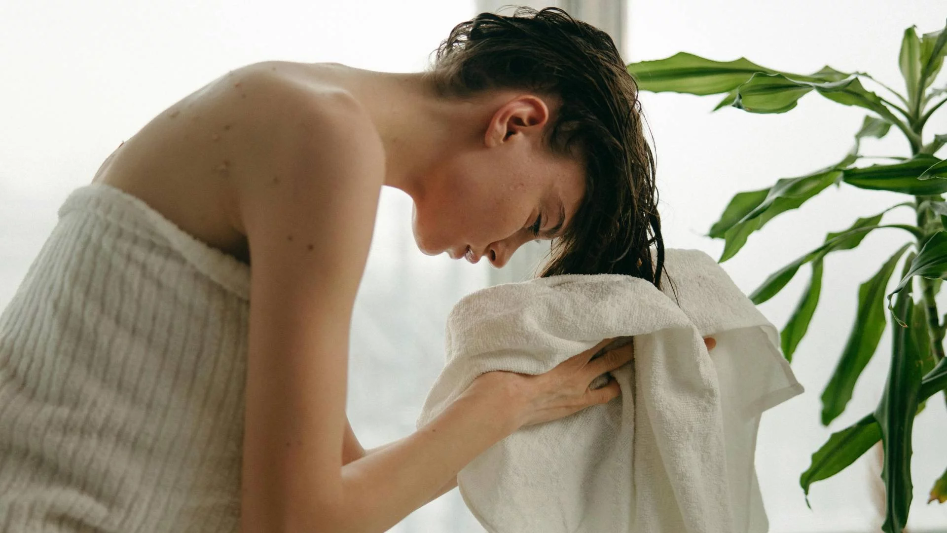 kobieta wyciera włosy w ręcznik