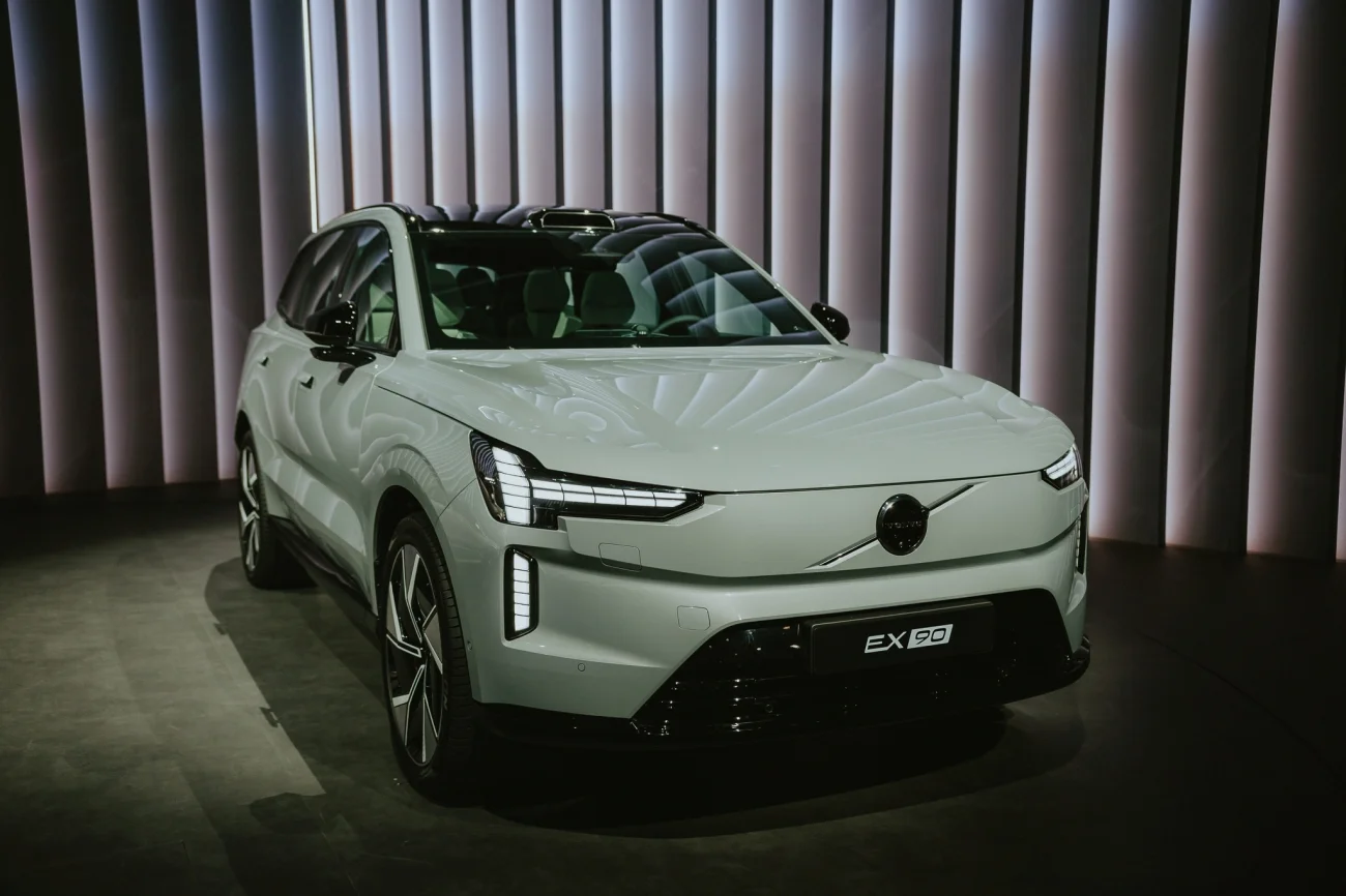Volvo EX90 to w pełni elektryczny samochód osobowy typu SUV, zaprojektowany w sposób idealnie odpowiadający na potrzeby podróżującej rodziny.