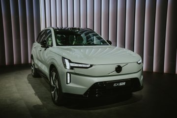 Volvo EX90 to w pełni elektryczny samochód osobowy typu SUV, zaprojektowany w sposób idealnie odpowiadający na potrzeby podróżującej rodziny.