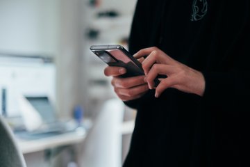 SMS alarmowy w telefonie, jak ustawić alarmowy SOS