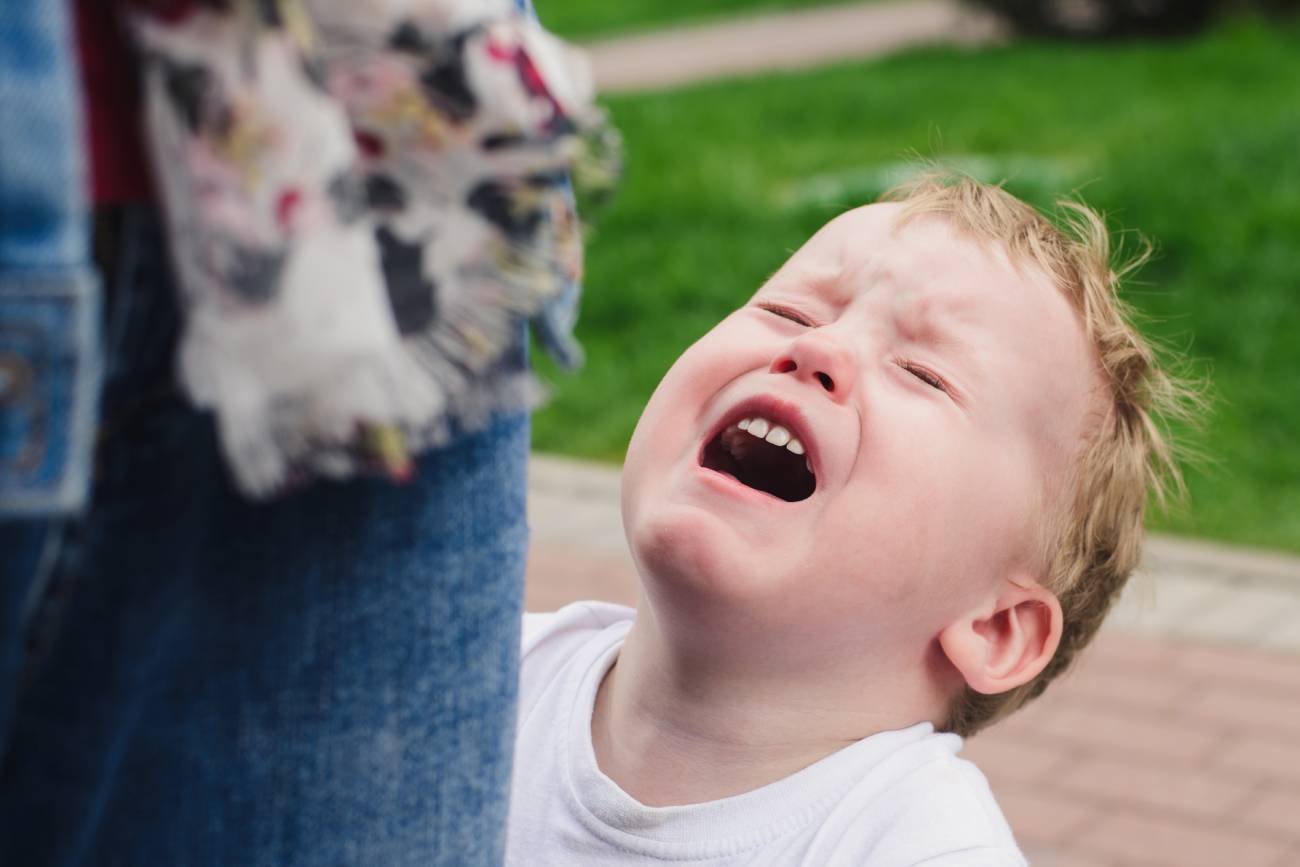 Płaczące i złoszczące się małe dziecko.