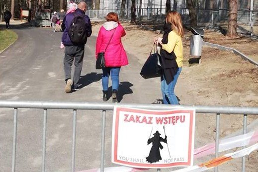 Odwiedzający wchodzili na ścieżkę prowadzącą na teren lwów, mimo wyraźnego zakazu