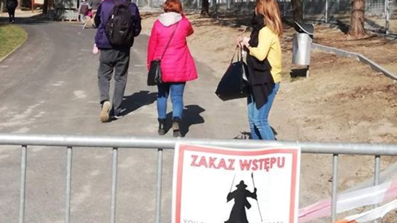 Odwiedzający wchodzili na ścieżkę prowadzącą na teren lwów, mimo wyraźnego zakazu