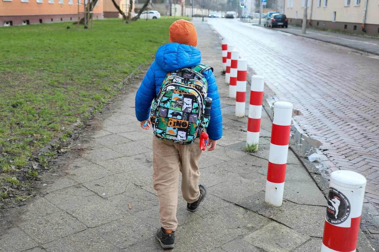 uczeń z plecakiem