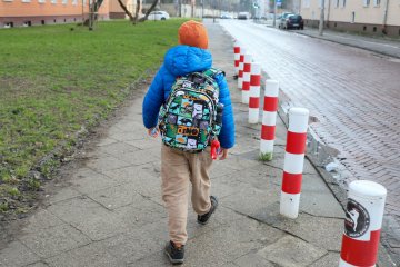 uczeń z plecakiem