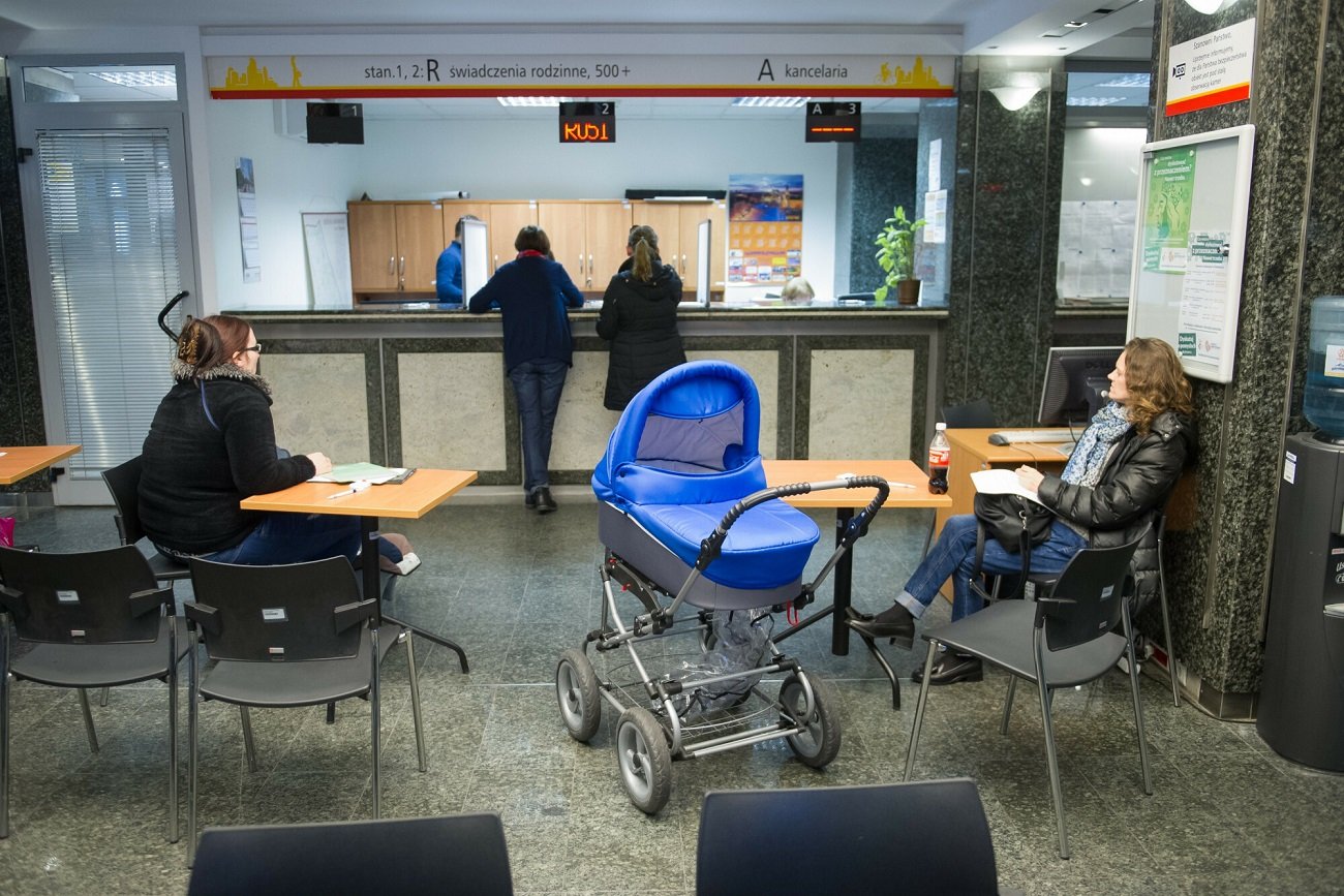 "Dziecko powinno siedzieć w przedszkolu". W tym kraju na dzieci i matki pluje się jadem