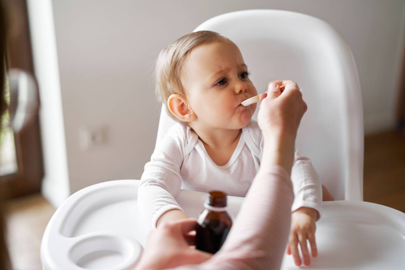 dziecko nie chce połknąć antybiotyk, gorzki antybiotyk, jak podać leki dziecku, triki na podanie lekarstw, triki na podanie antybiotyku