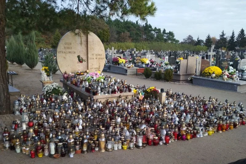 Cmentarz w Ostrołęce i grób dzieci utraconych.